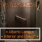 Piastrelle marroni e mosaico nel design del box doccia