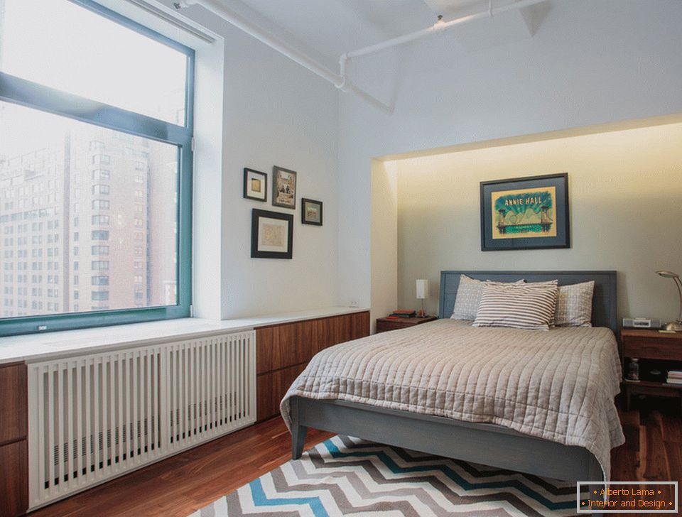 Camera da letto di un elegante duplex a Manhattan