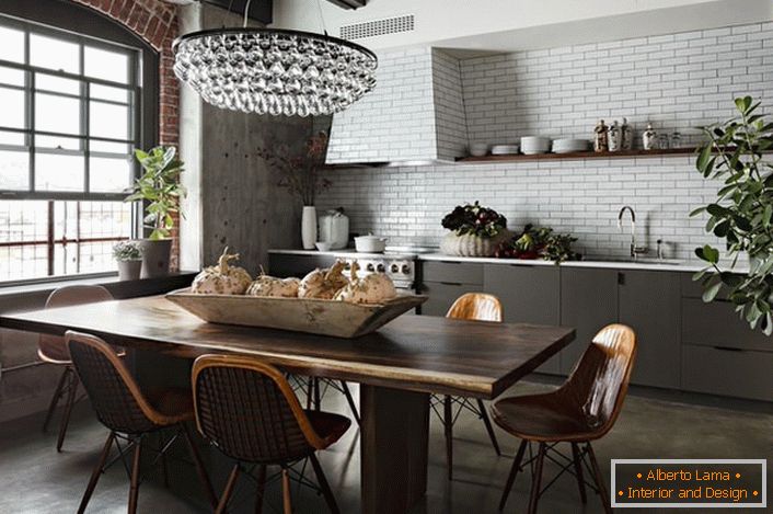 Lo stile loft, che in passato era chiamato industrial, sembra ottimo in una spaziosa cucina luminosa. 