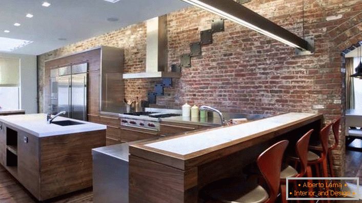 Il muro di mattoni si adatta perfettamente agli interni della cucina in stile loft.