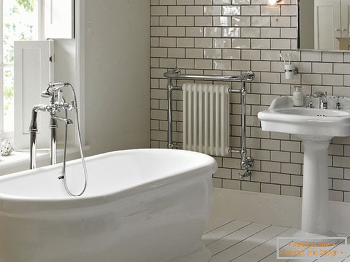 Una grande finestra è una caratteristica luminosa dello stile Art Nouveau nel bagno. Un'atmosfera romantica di calma e relax aiuterà nella lotta contro la stanchezza dopo una giornata di lavoro.