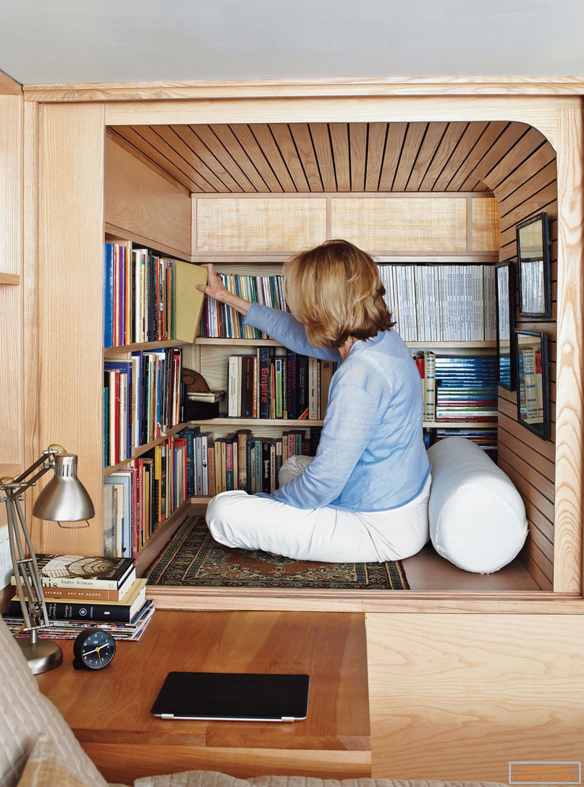 Biblioteca in un piccolo appartamento su due livelli