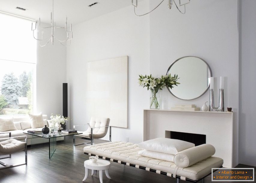 Design laconico e sobrio del salotto in stile minimalista nella casa di campagna del famoso artista francese.