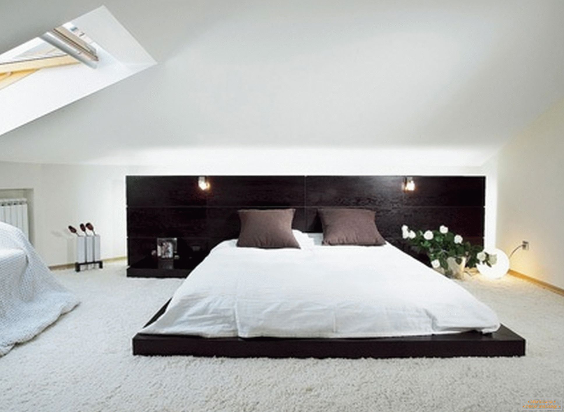 Lussuosa camera da letto nello stile minimalista - un esempio di un design di successo di una piccola stanza al piano attico.