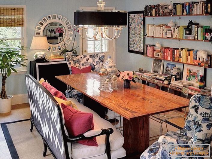 Lo stile country è mescolato con lo stile art deco. Una soluzione elegante per una sala da pranzo in stile eclettico.