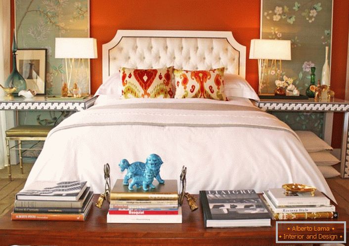 Interni luminosi in stile eclettico per una camera da letto. Il grigio dimensionale nella finitura è combinato con successo con un contrasto di colore arancione.