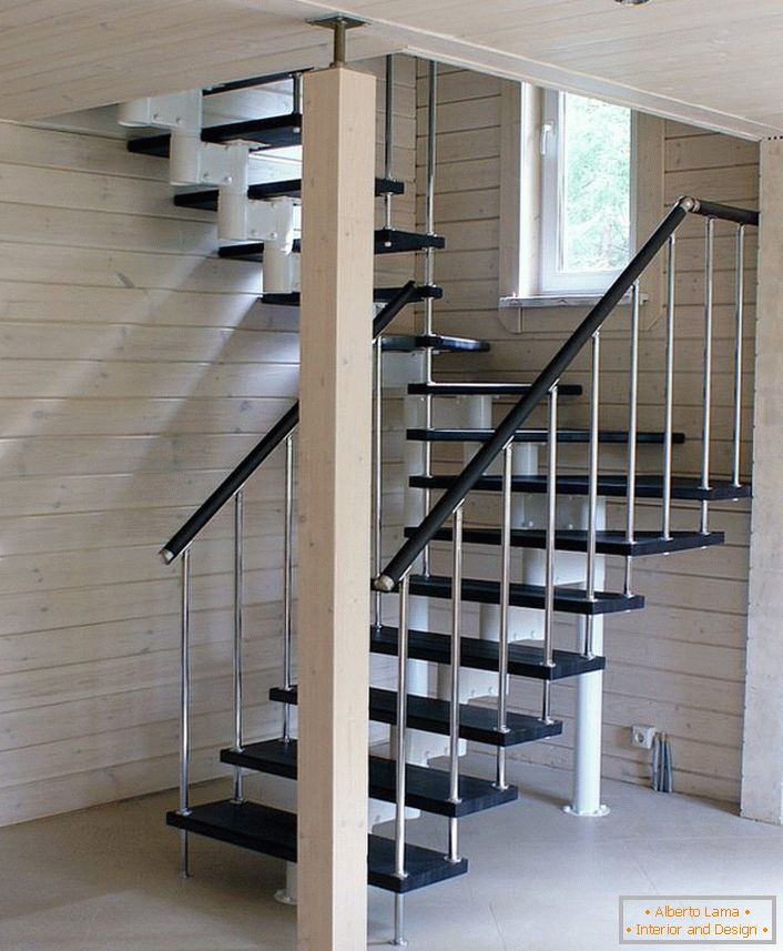 La versione ottimale di un'elegante scala modulare per una casa costruita in legno chiaro.