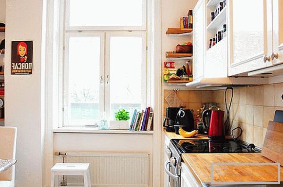 Foto di un interno di una piccola cucina
