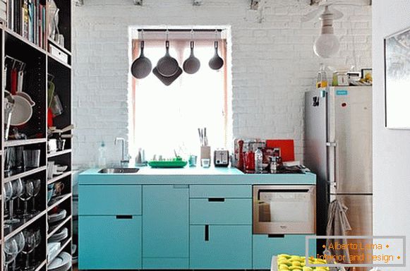 Foto di un interno di una piccola cucina