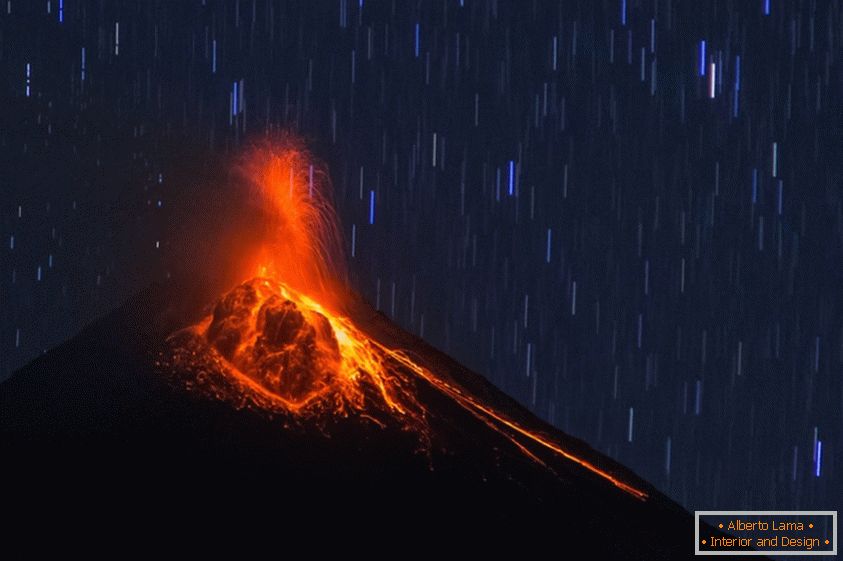Eruzione vulcanica на фоне звёздного неба