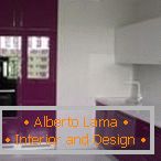 Progettazione di una cucina bianca e viola con una finestra