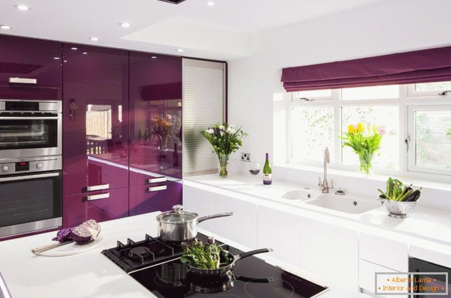 Progettazione di una spaziosa cucina viola-bianca