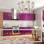 Design di cucina bianca e viola