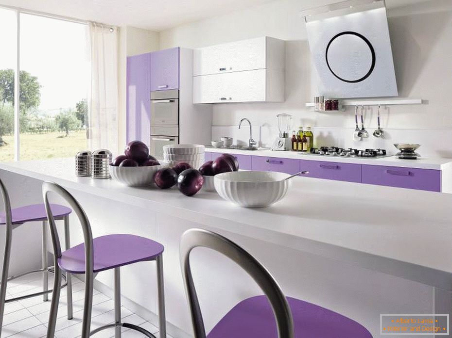 Cucina-isola bianco-viola