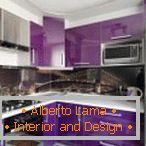 Progettazione di una piccola cucina viola ad angolo