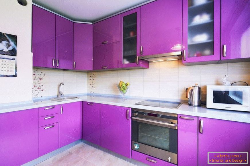 Design della cucina ad angolo viola