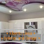 Design di cucina viola с натяжными потолками