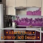 Progettazione di una piccola cucina viola с цветочными вставками