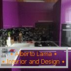 Colore viola nel design di una piccola cucina