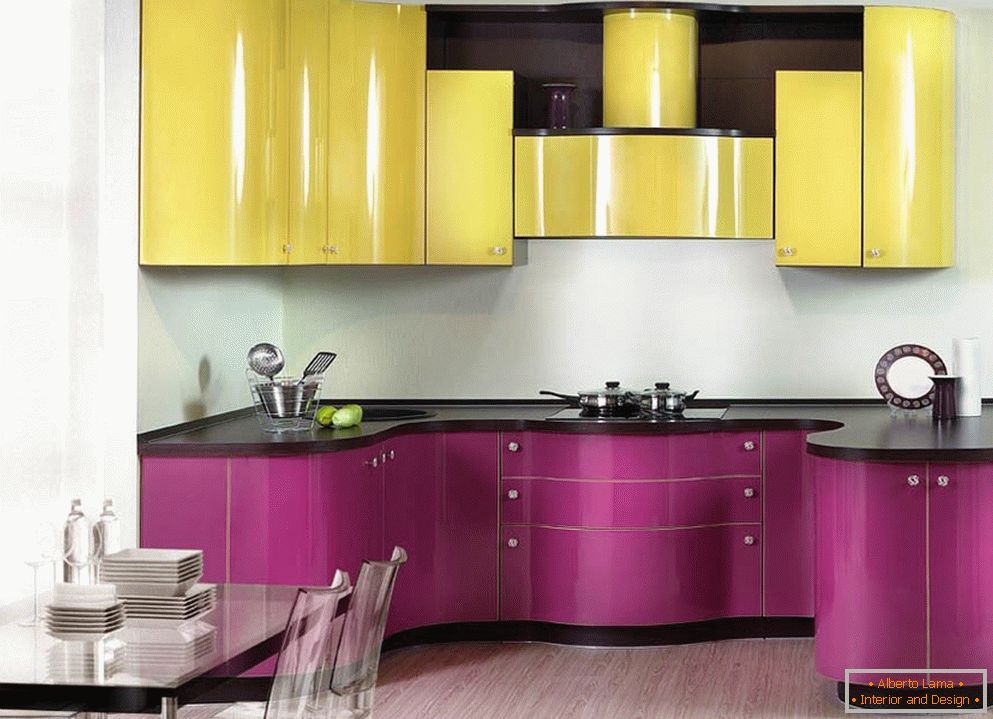 Cucina giallo-viola in stile Art Nouveau