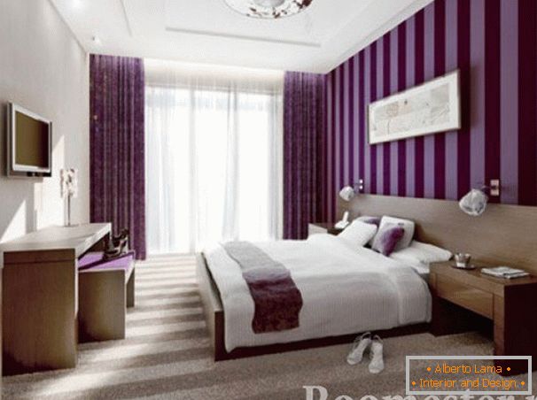 Camera da letto con carta da parati a strisce viola