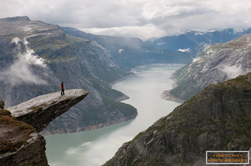 Interpretazione fotografica del rock Trolltunga, Norvegia, fotografo Till Hanten