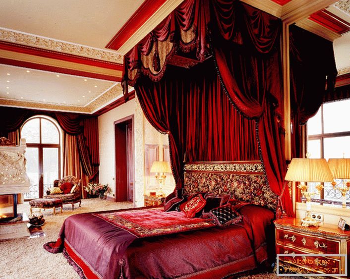 Il baldacchino brillante scarlatto brillante si inserisce perfettamente nel quadro generale degli interni. Interessante combinazione di baldacchino sul letto e tende.