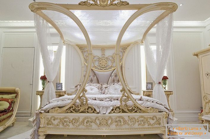 Un lussuoso baldacchino nella camera da letto in stile barocco. Ottimo progetto di design per una camera familiare.
