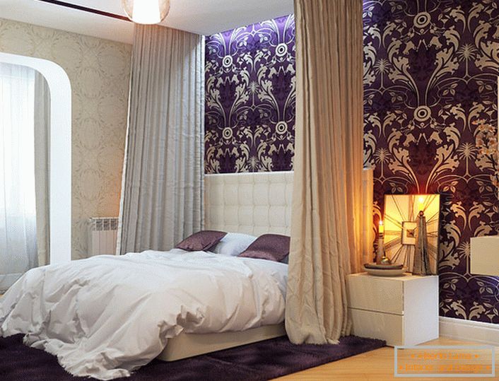 Baldahin, montato nel soffitto, perfettamente combinato con un letto rigoroso in stile Art Nouveau.
