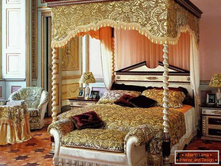 Elegante camera da letto spaziosa con baldacchino sopra il letto.