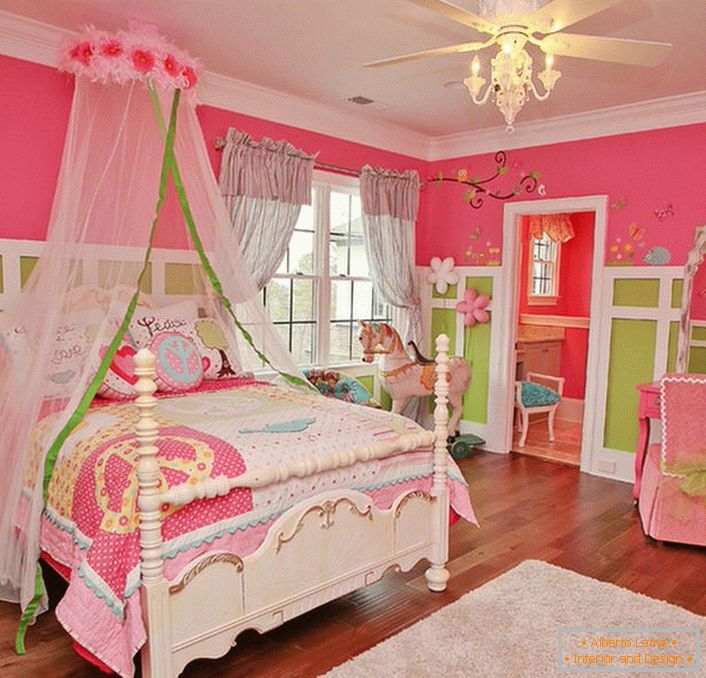 Camera da letto luminosa e favolosa per un bambino.
