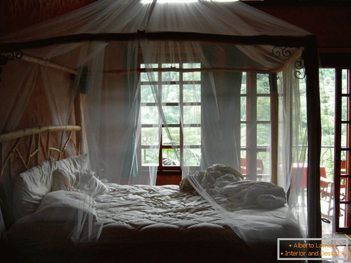 Tenda trasparente e sottile nella camera da letto di una casa di campagna nel sud Italia.