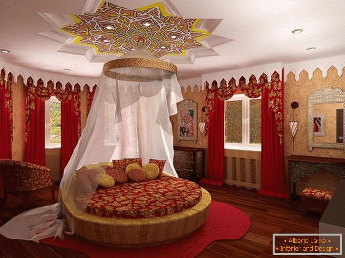 Al centro della composizione c'è un letto rotondo sotto il baldacchino. L'attenzione attrae il soffitto, che è decorato in modo interessante sul letto.