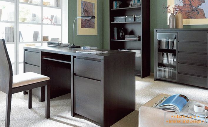L'ufficio squisito è decorato favorevolmente con mobilia dell'armadietto. Le tonalità di arredamento correttamente selezionate danno un aspetto armonioso all'intero quadro degli interni.
