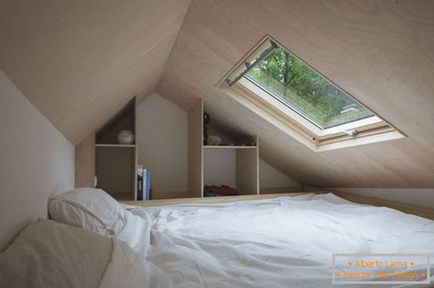 Camera da letto sotto il soffitto in una casa di campagna su ruote