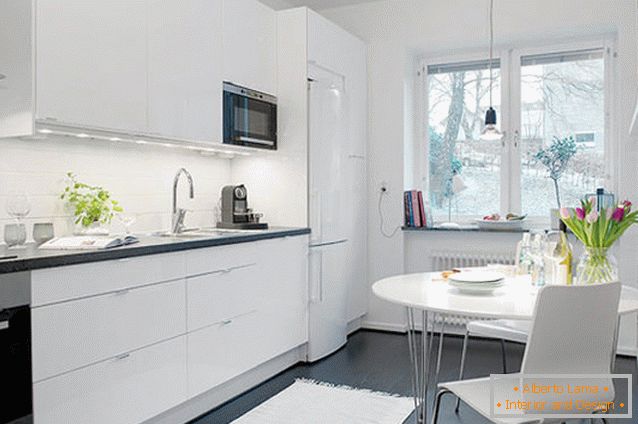 Cucina di un piccolo appartamento a Goteborg