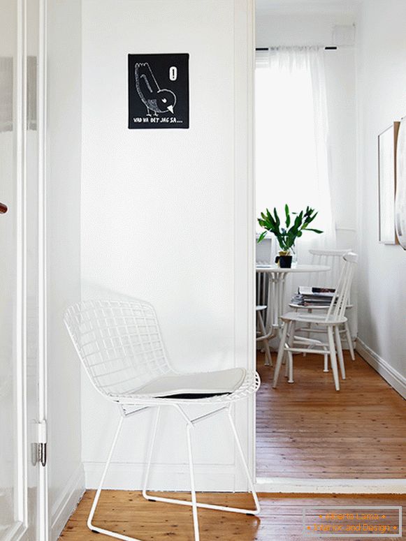Interno di un piccolo appartamento in stile scandinavo