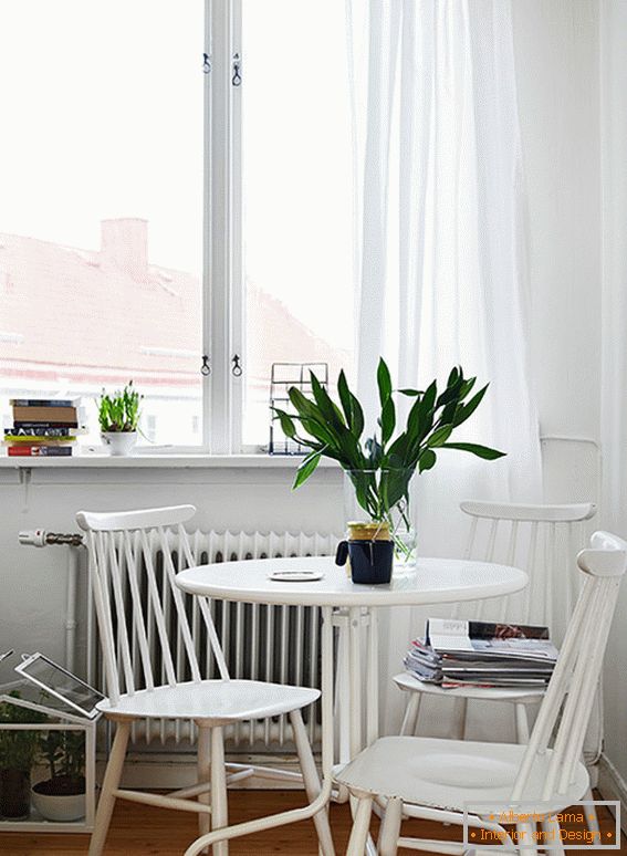 Interno di un piccolo appartamento in stile scandinavo