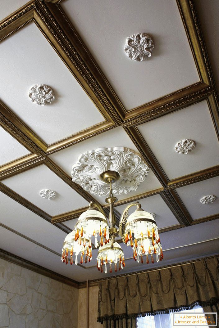 Collage di stucchi - una delle decorazioni più popolari dei soffitti della stanza, decorata in stile Impero, Barocco o Art Deco.