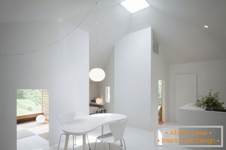 Interno di una piccola casa privata di colore bianco