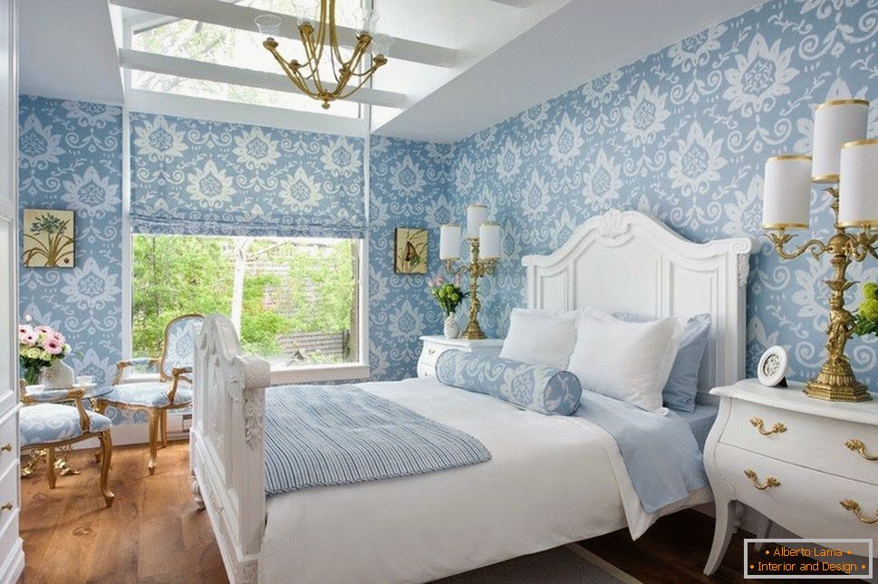 Camera da letto luminosa con tende e pareti blu