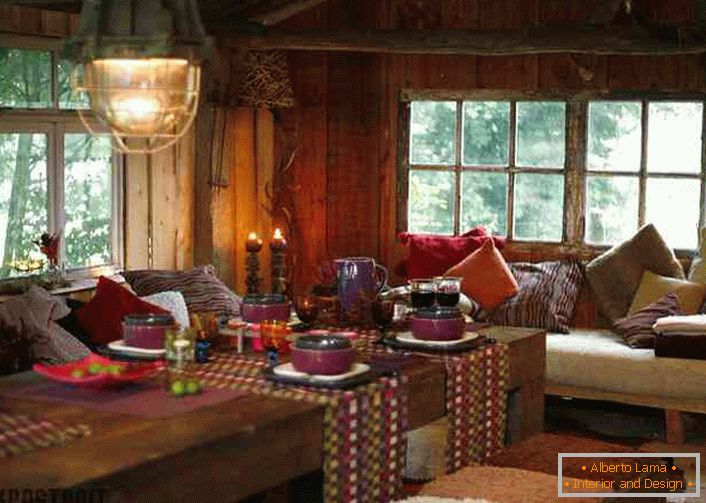 Un sacco di cuscini, tovaglie colorate sui tavoli contribuirà a creare un luogo accogliente nel salotto del paese.
