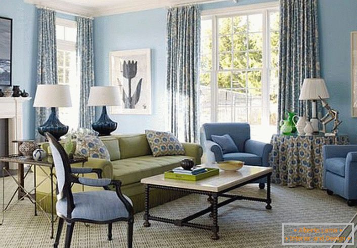 Una stampa interessante su cuscini, tende e tovaglie definisce lo stile del paese francese. La stanza è decorata in un delicato color crema e blu.