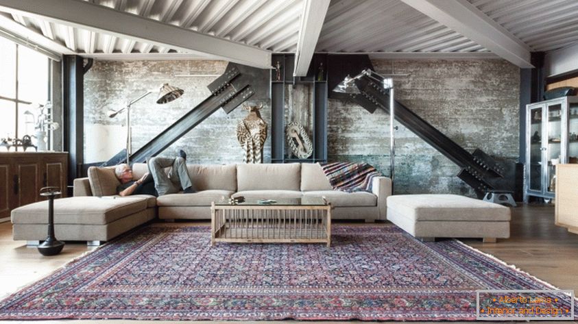 Usa il tappeto nel loft in stile lounge