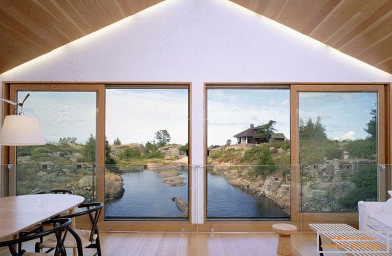 bella vista-panoramica-soggiorno-con-pavimento-legno-e-soffitto