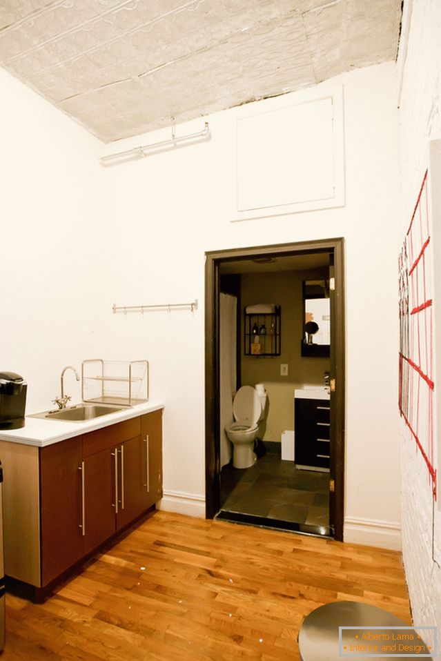 Cucina e bagno di un elegante appartamento a Brooklyn