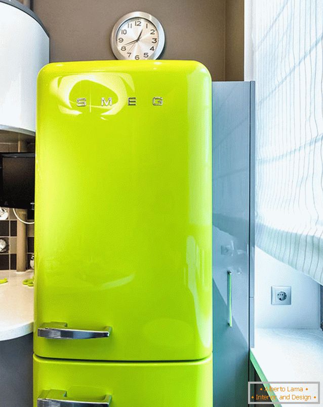 Moderno frigorifero verde chiaro
