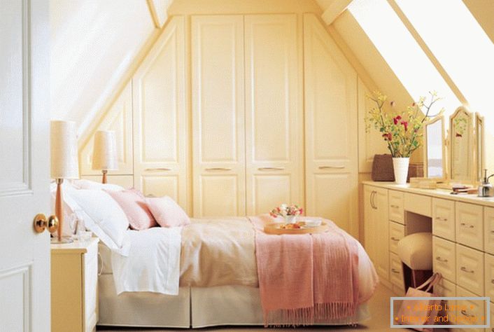 La camera da letto in stile rustico è decorata in tenui toni rosa e beige.