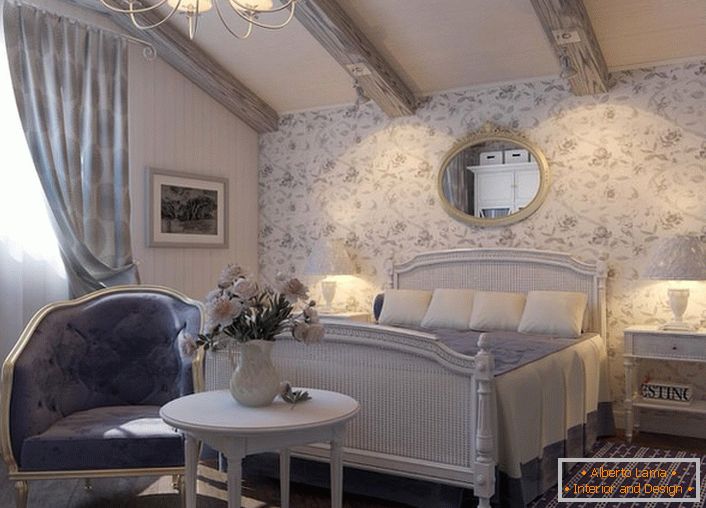 I mobili della camera da letto in stile rustico sono scelti armoniosamente. Il lampadario e le lampade da comodino con tonalità classiche sono degni di nota.