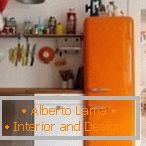 Interno con frigorifero arancione